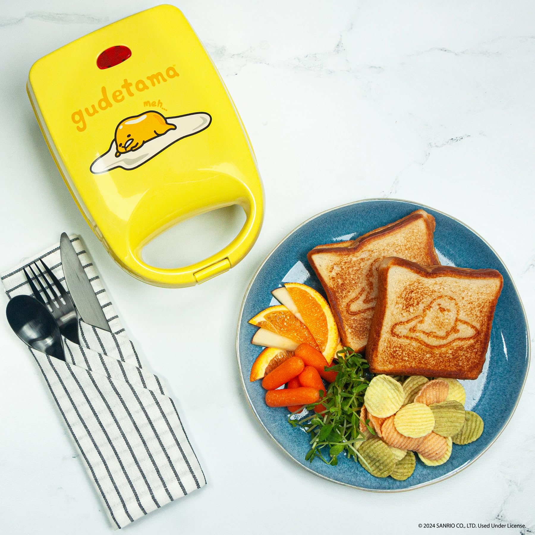 Uncanny Brands Gudetama sándwichera con placas antiadherentes para limpieza fácil.