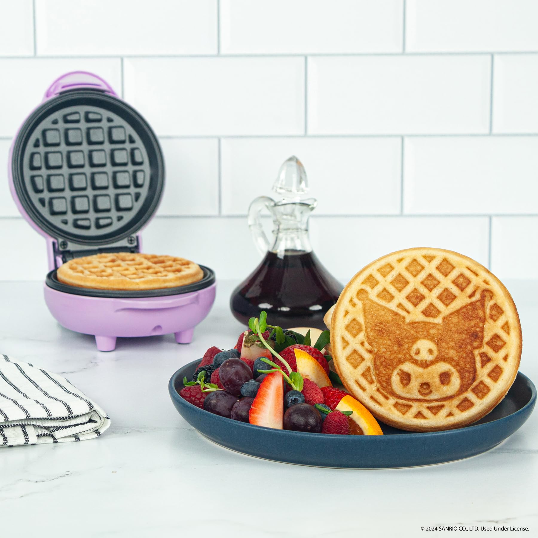 Uncanny Brands Hello Kitty Kuromi mini waffle maker, base, adecuada para 120V en EE. UU., Canadá y México
