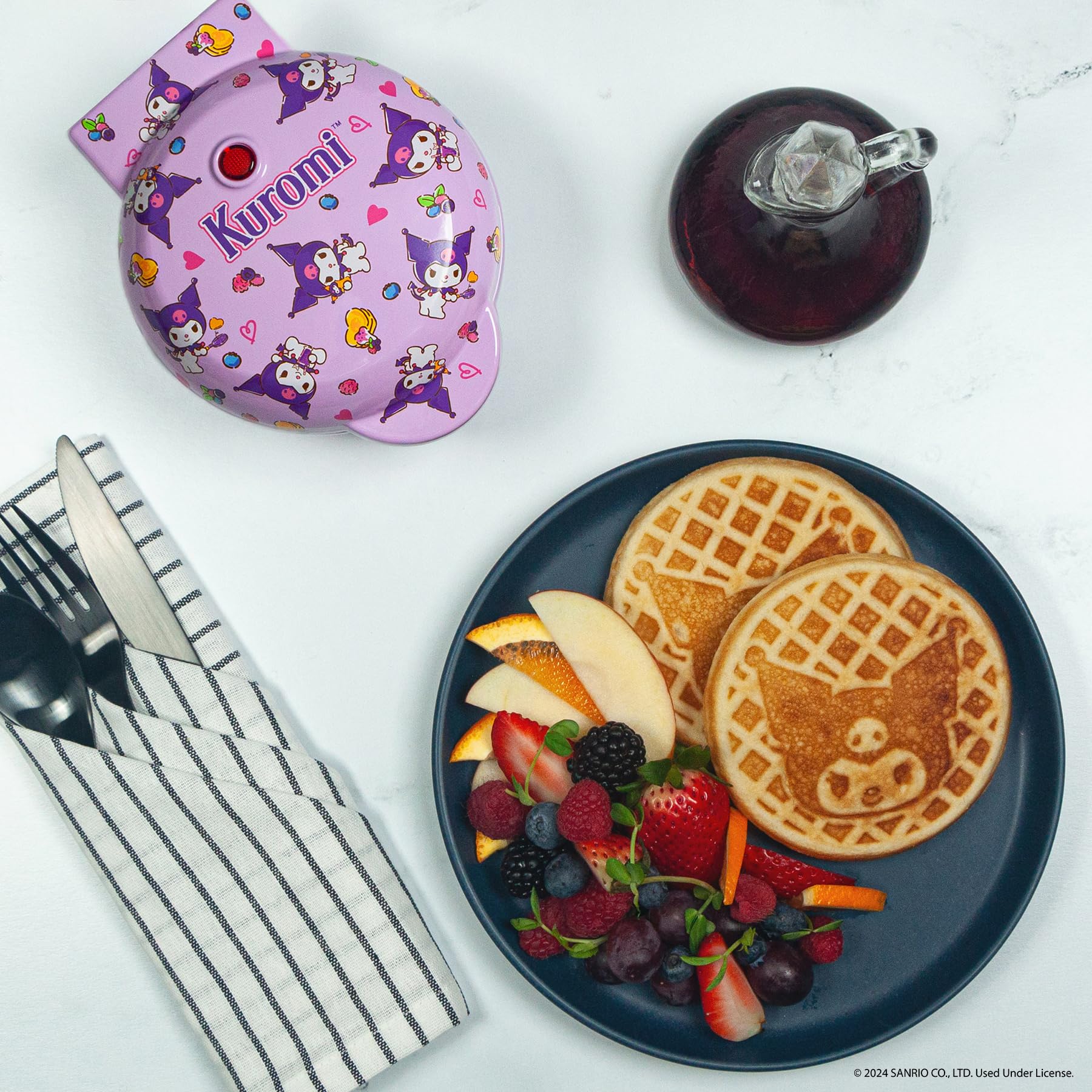 Uncanny Brands Hello Kitty Kuromi mini waffle maker, vista frontal, ideal para desayunos divertidos