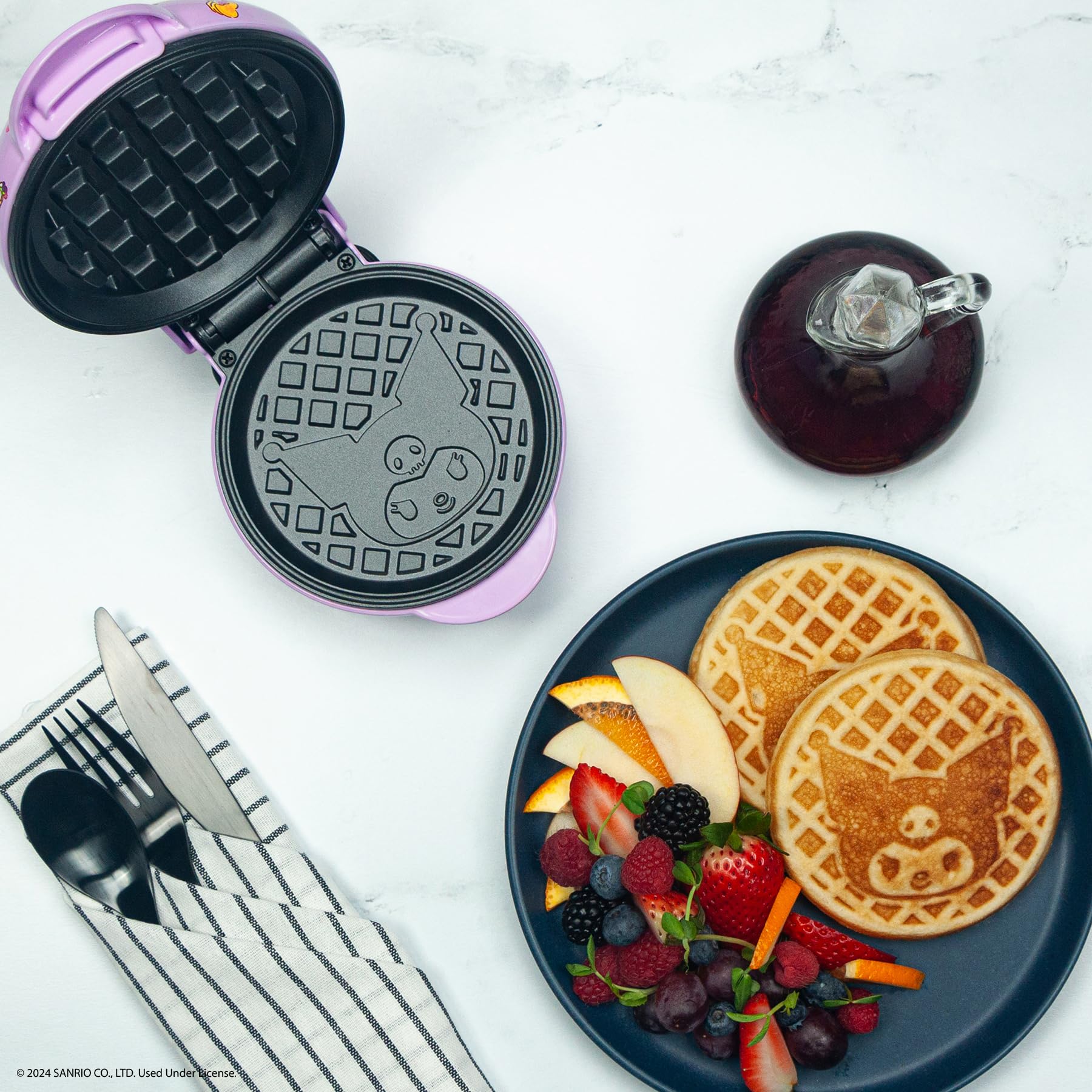 Uncanny Brands Hello Kitty Kuromi mini waffle maker, interior, placas antiadherentes fáciles de limpiar