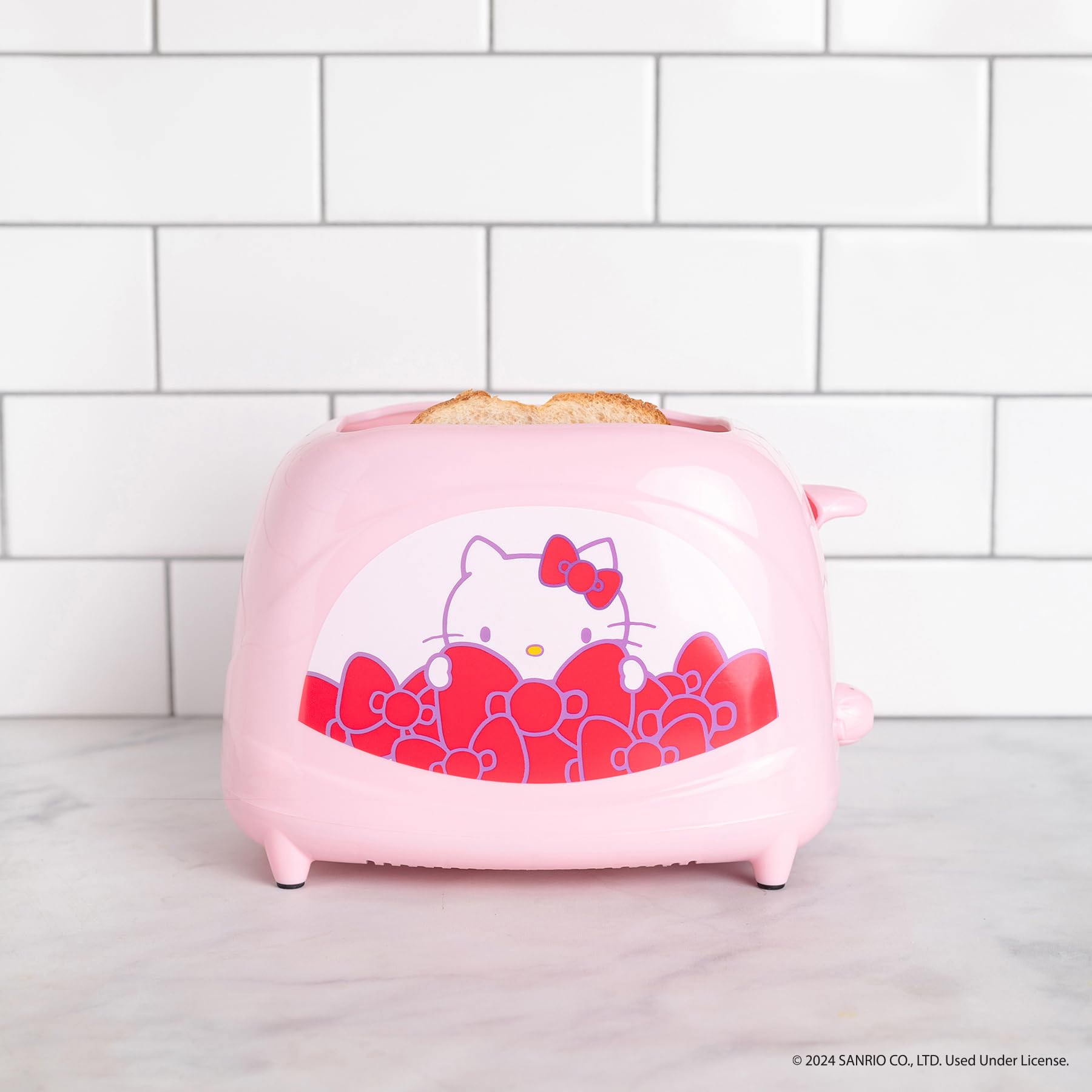 Tostadora Hello Kitty de Uncanny Brands, vista lateral, diseño compacto para cocinas modernas.