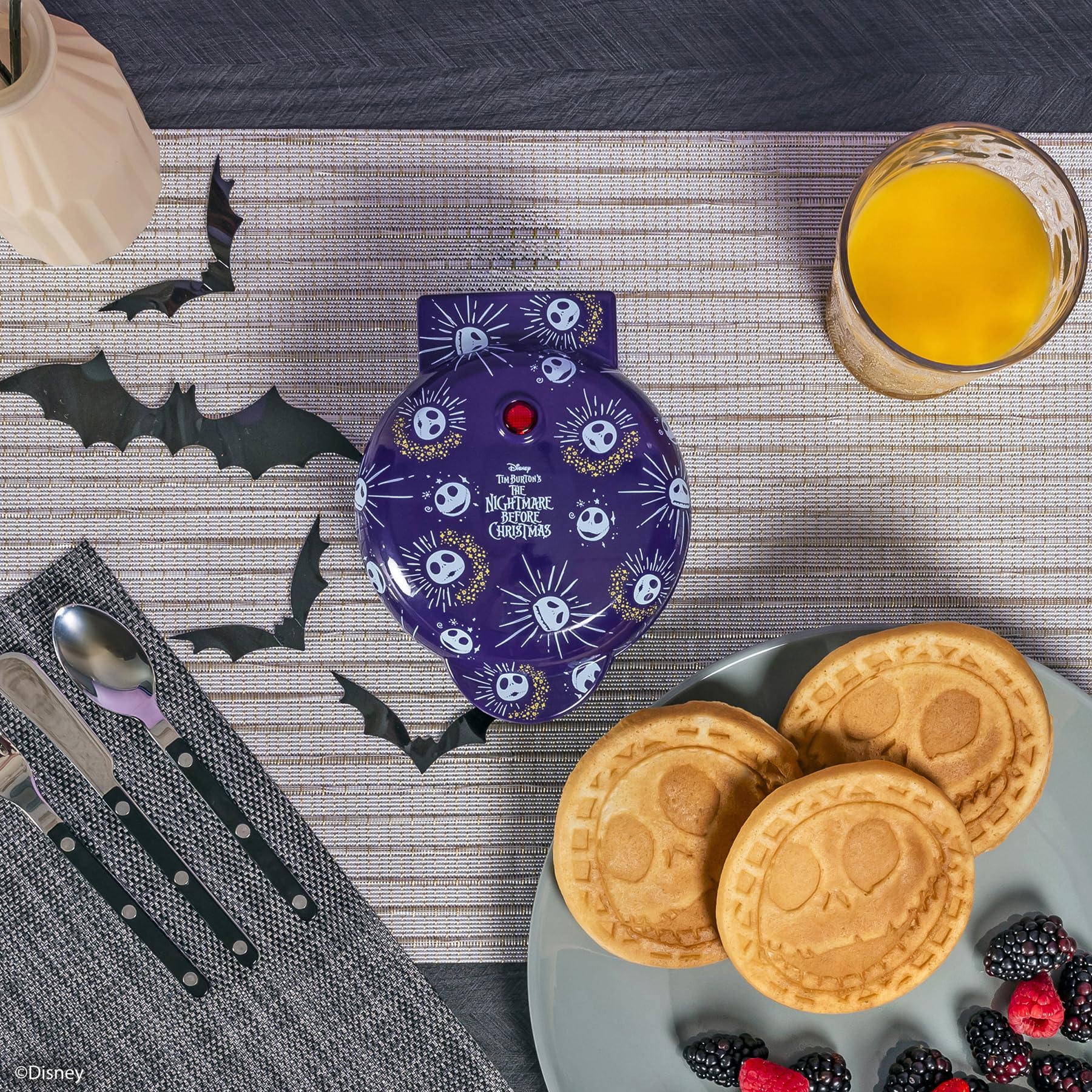 Uncanny Brands mini máquina de gofres con Jack Skellington, diseño compacto para cocinas pequeñas.