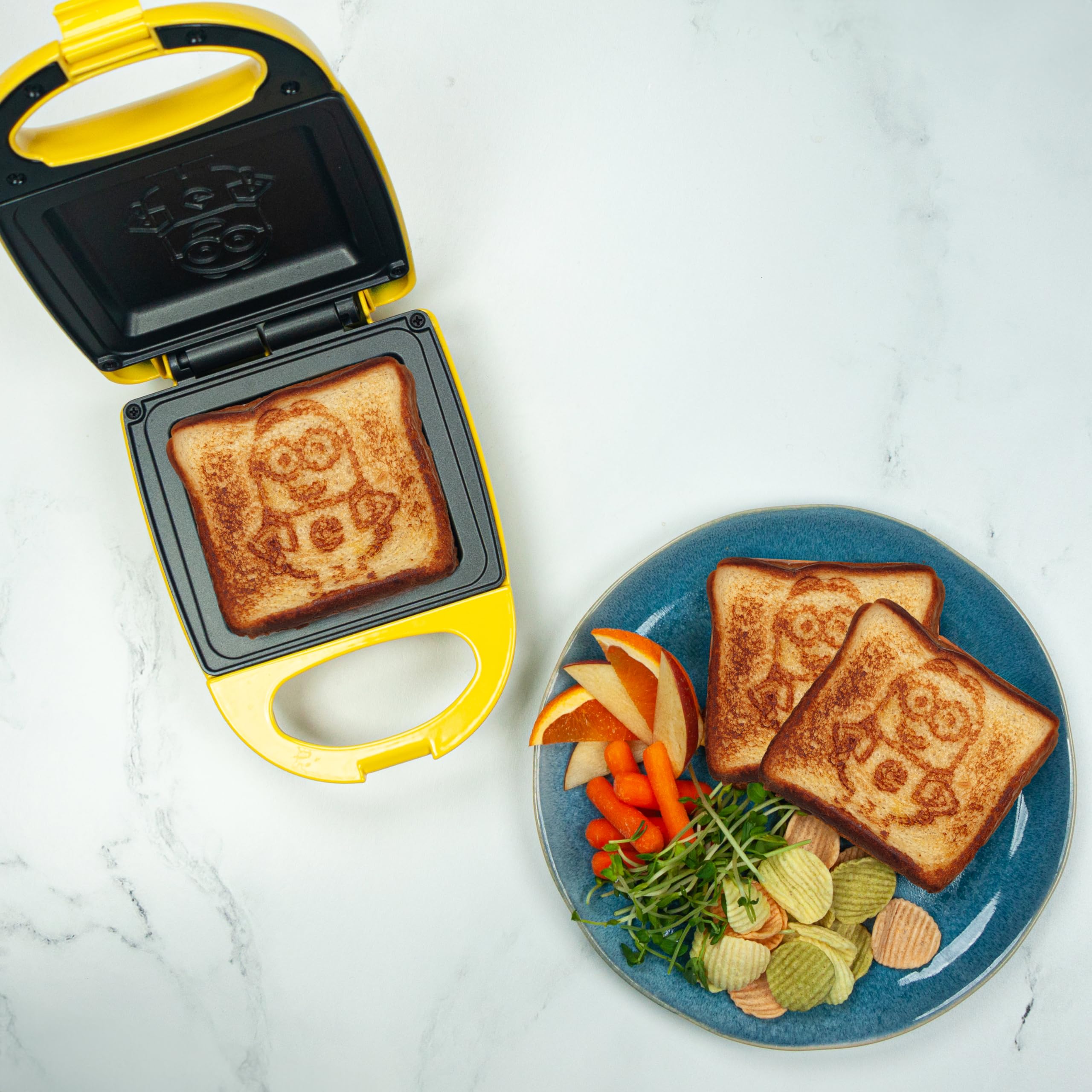Uncanny Brands Minions Sandwich Maker tamano compacto ideal para cocinas pequeñas.