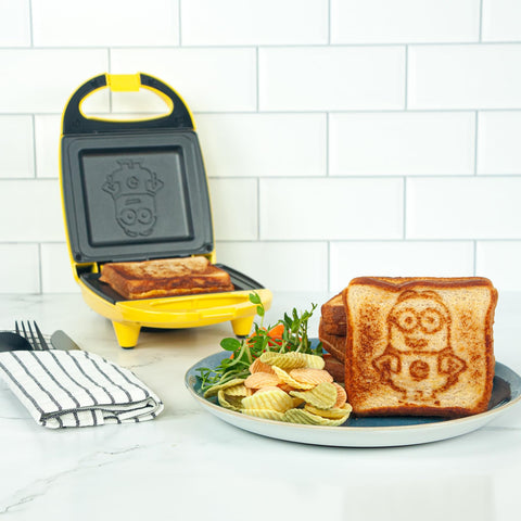 Uncanny Brands Minions Sandwich Maker muestra señal UL-listado para seguridad en la cocina.