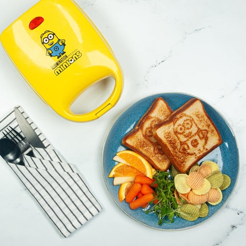Uncanny Brands Minions Sandwich Maker con revestimiento antiadherente facilita la limpieza diaria.