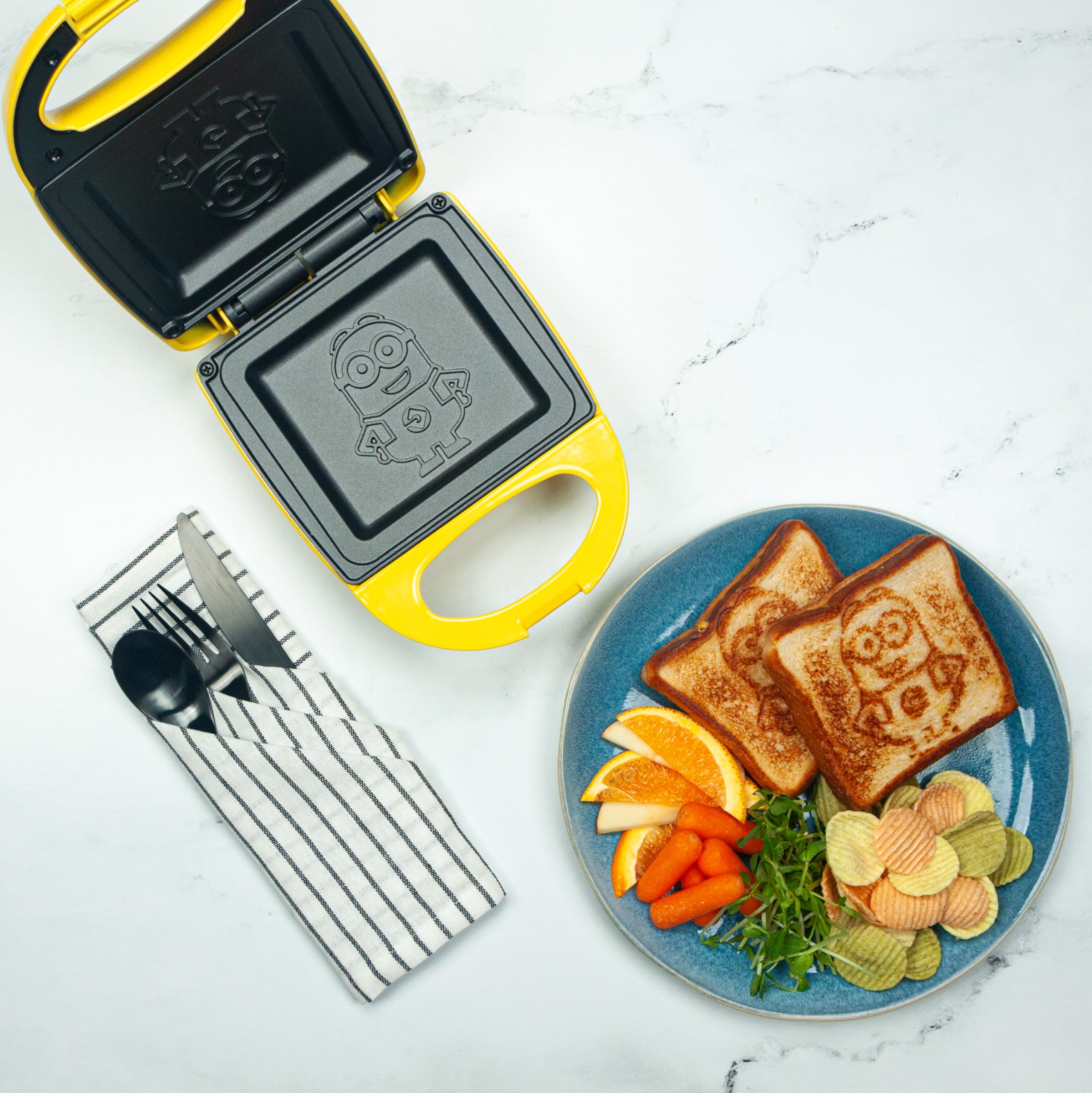 Uncanny Brands Minions Sandwich Maker licenciado por Universal Pictures para uso familiar.
