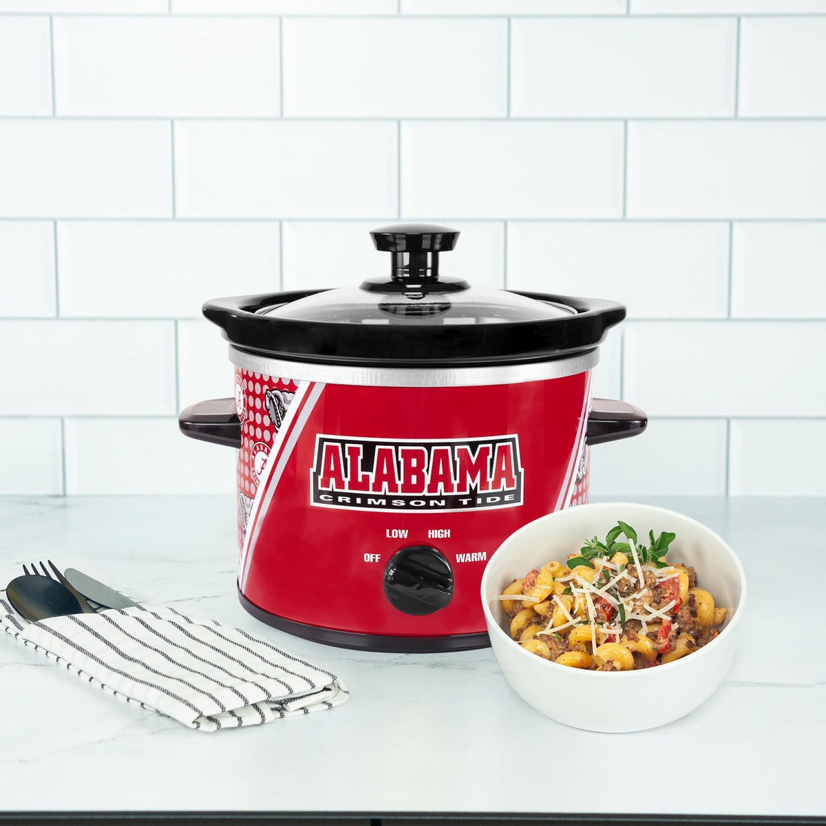 Olla de cocción lenta Uncanny Brands Alabama Crimson Tide, ideal para cenas temáticas de juego.