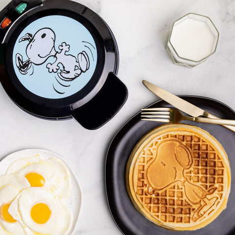 Gofrera de Snoopy, diseño frontal que anima la cocina matutina.