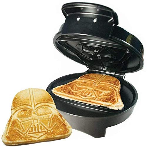 Plancha para gofres Darth Vader de Uncanny Brands, ideal para desayunos temáticos y diversión familiar.