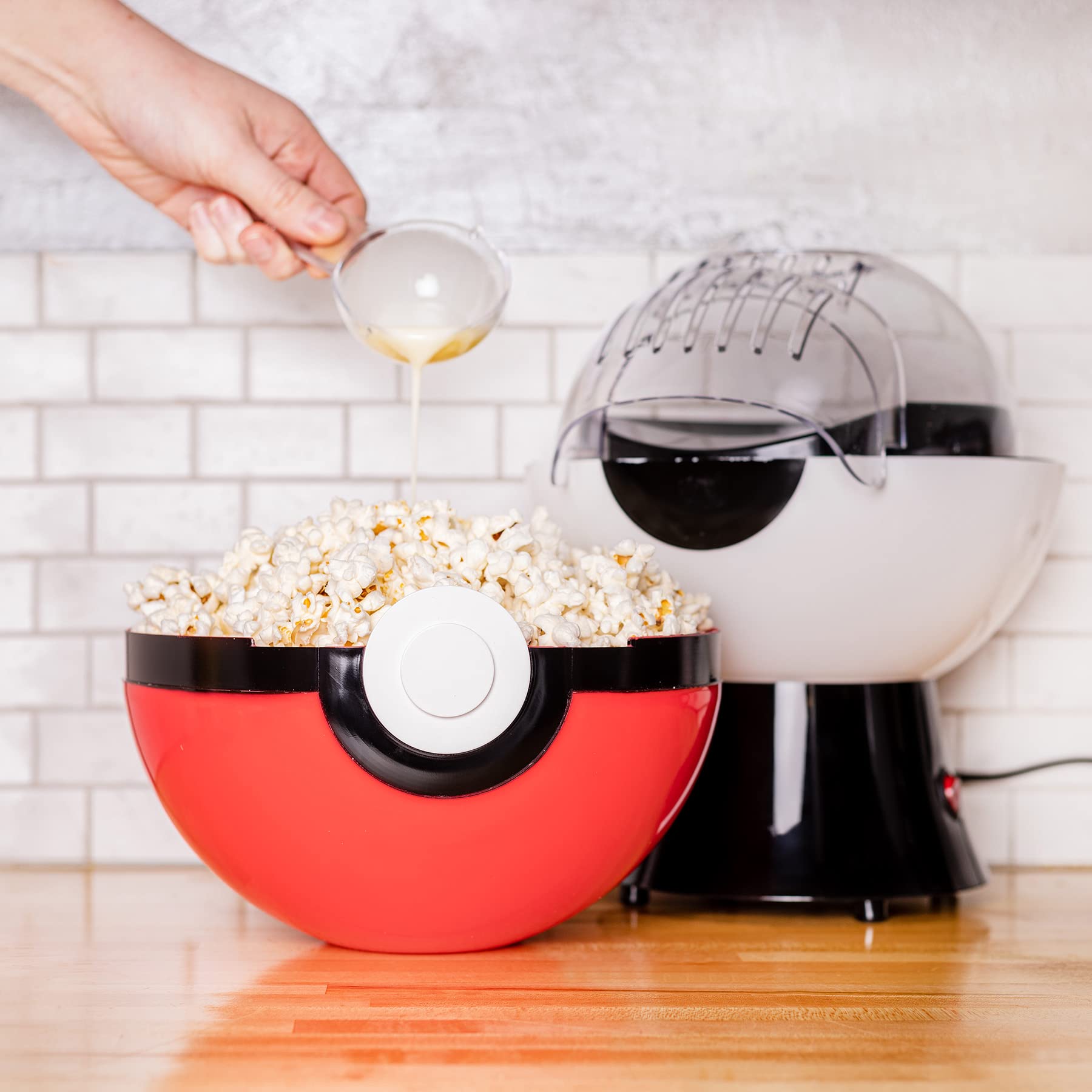 Uncanny Brands Poké Ball Popcorn Maker cocción rápida en minutos.