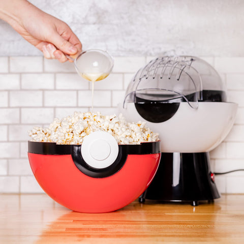 Uncanny Brands Poké Ball Popcorn Maker cocción rápida en minutos.