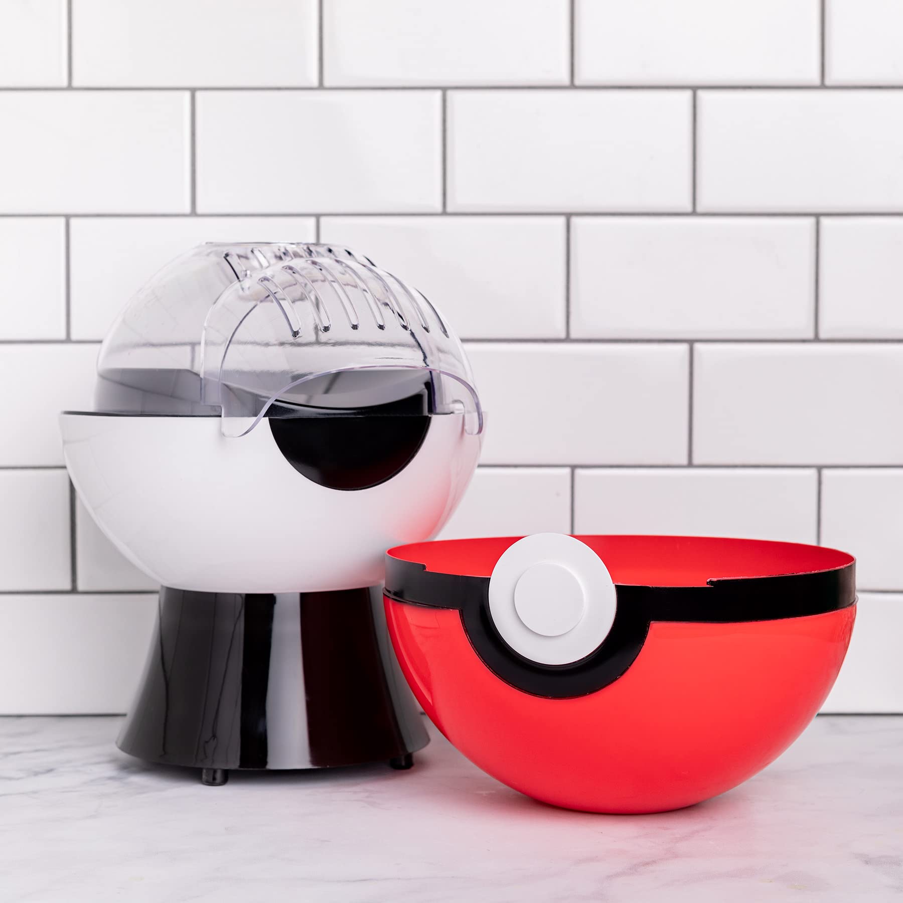 Uncanny Brands Poké Ball Popcorn Maker diseño inspirado en Pokémon.