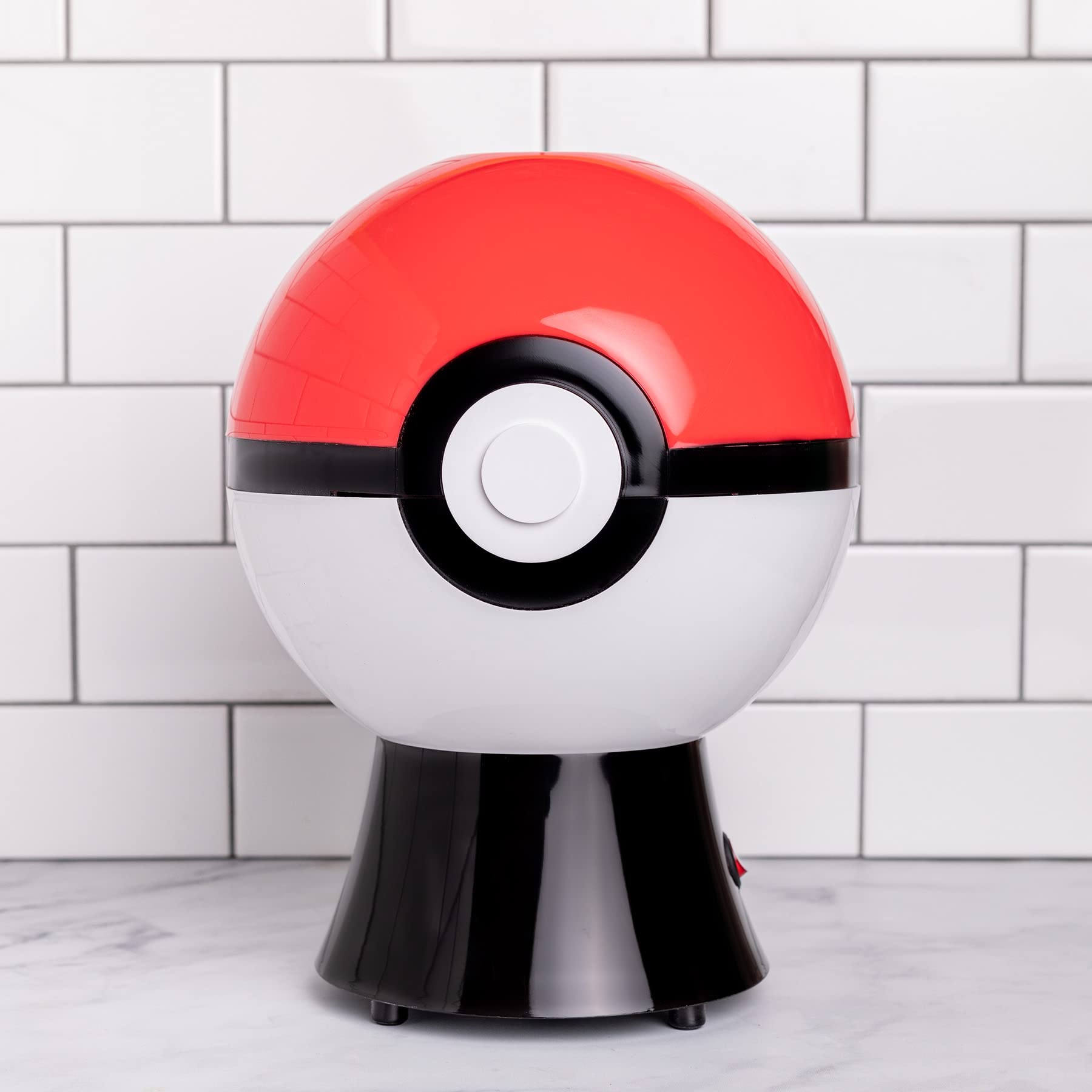 Uncanny Brands Poké Ball Popcorn Maker limpieza fácil gracias a piezas removibles.