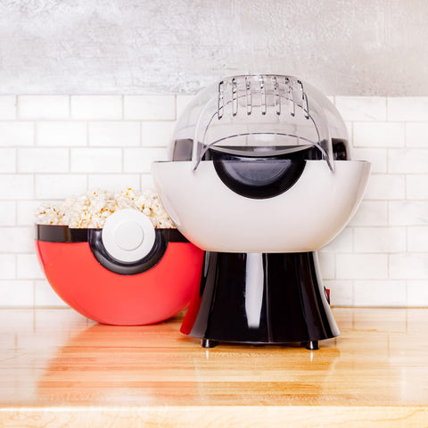 Uncanny Brands Poké Ball Popcorn Maker en montaje para palomitas rápidas.