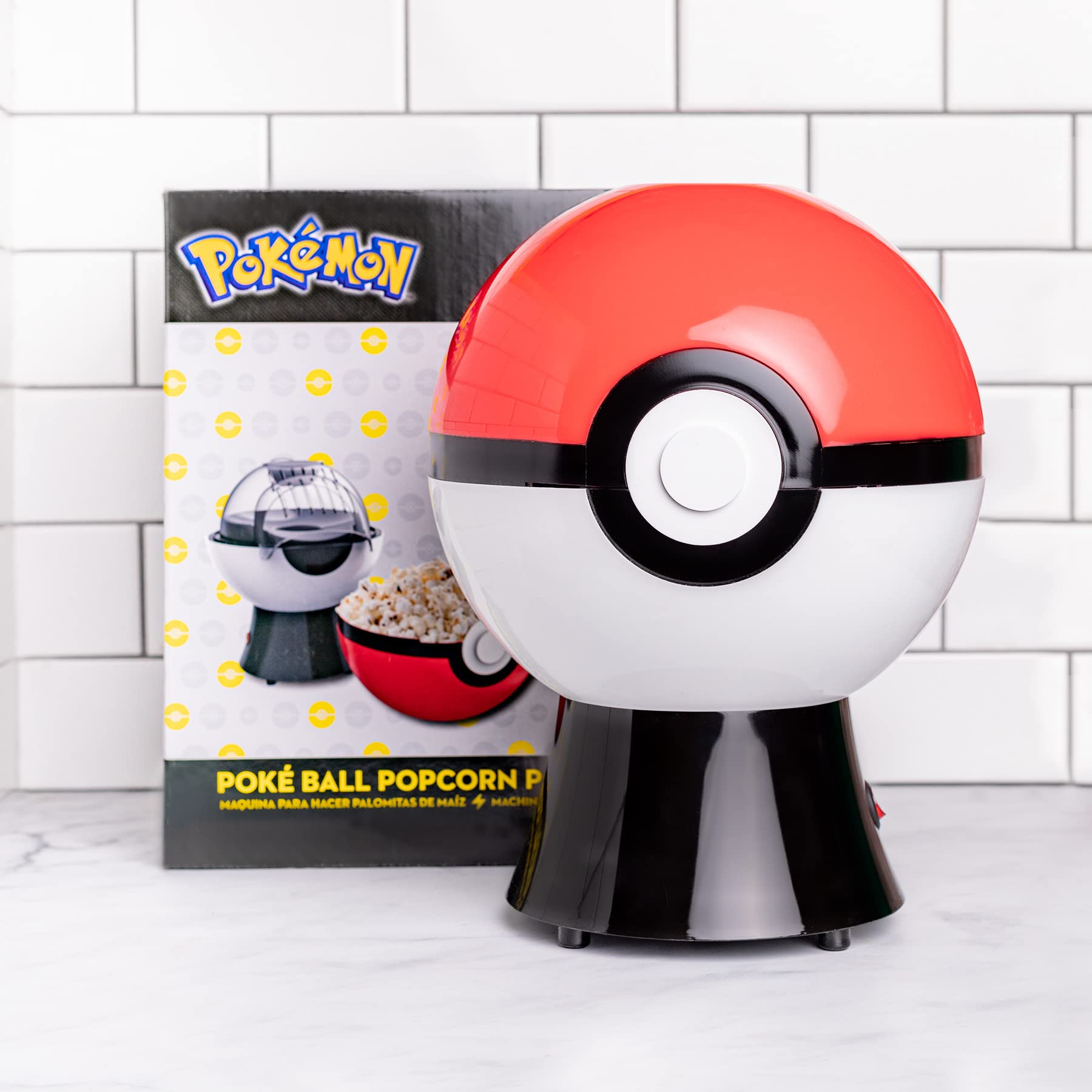 Uncanny Brands Poké Ball Popcorn Maker ideal para noches de cine en casa.