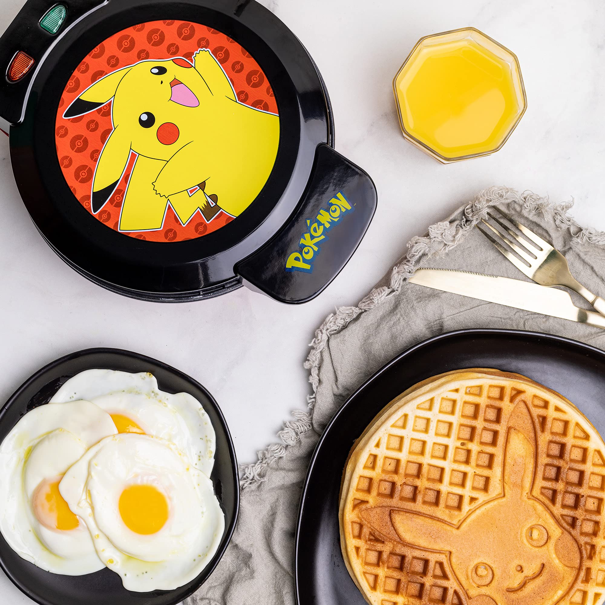 Gofrera Uncanny Brands Pokémon Pikachu frente, ideal para desayunos temáticos