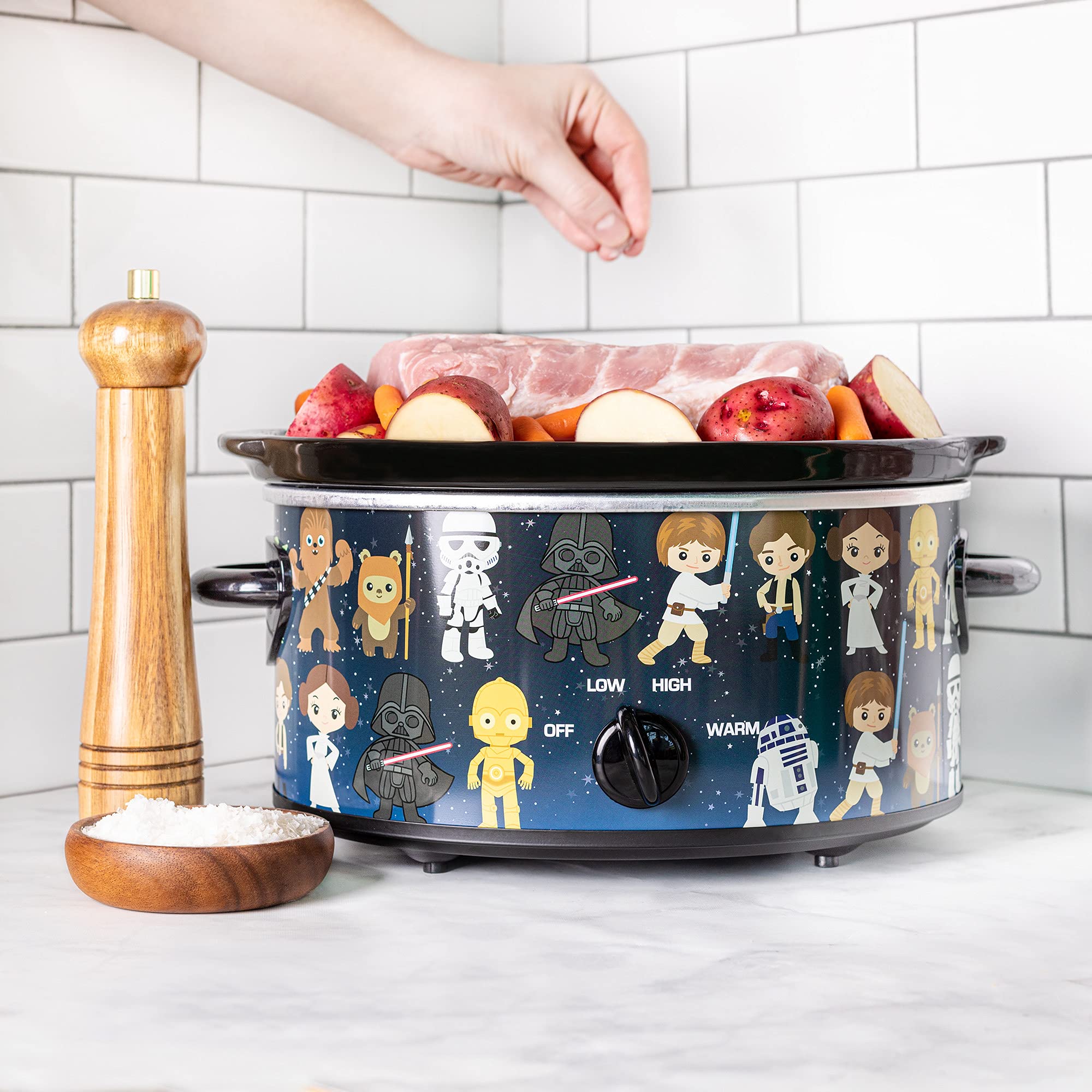 Uncanny Brands Star Wars cazuela lenta 5 cuartos, tapa removible, ideal para guisos y caldos.