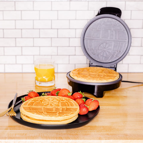 Gofrera Uncanny Brands Estrella de la Muerte waffle listo para servir con mantequilla.