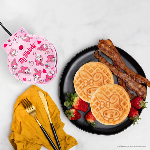 Waflera mini Uncanny Brands Hello Kitty My Melody, vista frontal para desayunos divertidos.