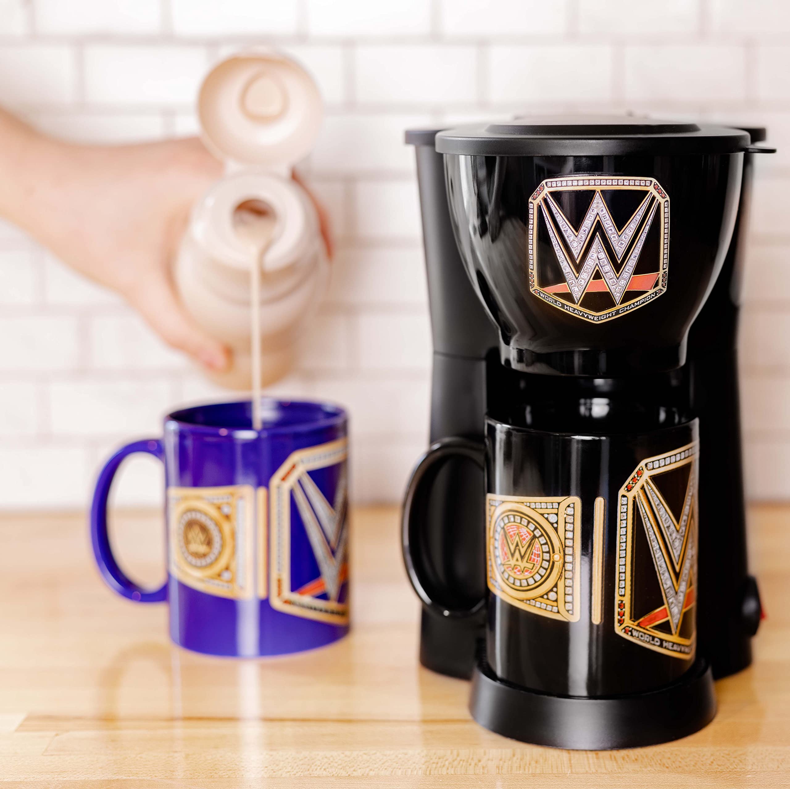 Cafetera compacta de Uncanny Brands con diseño práctico.