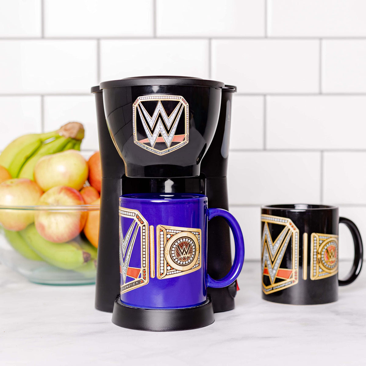 Cafetera WWE de Uncanny Brands en empaque de regalo, ideal para sorprender a un fan.