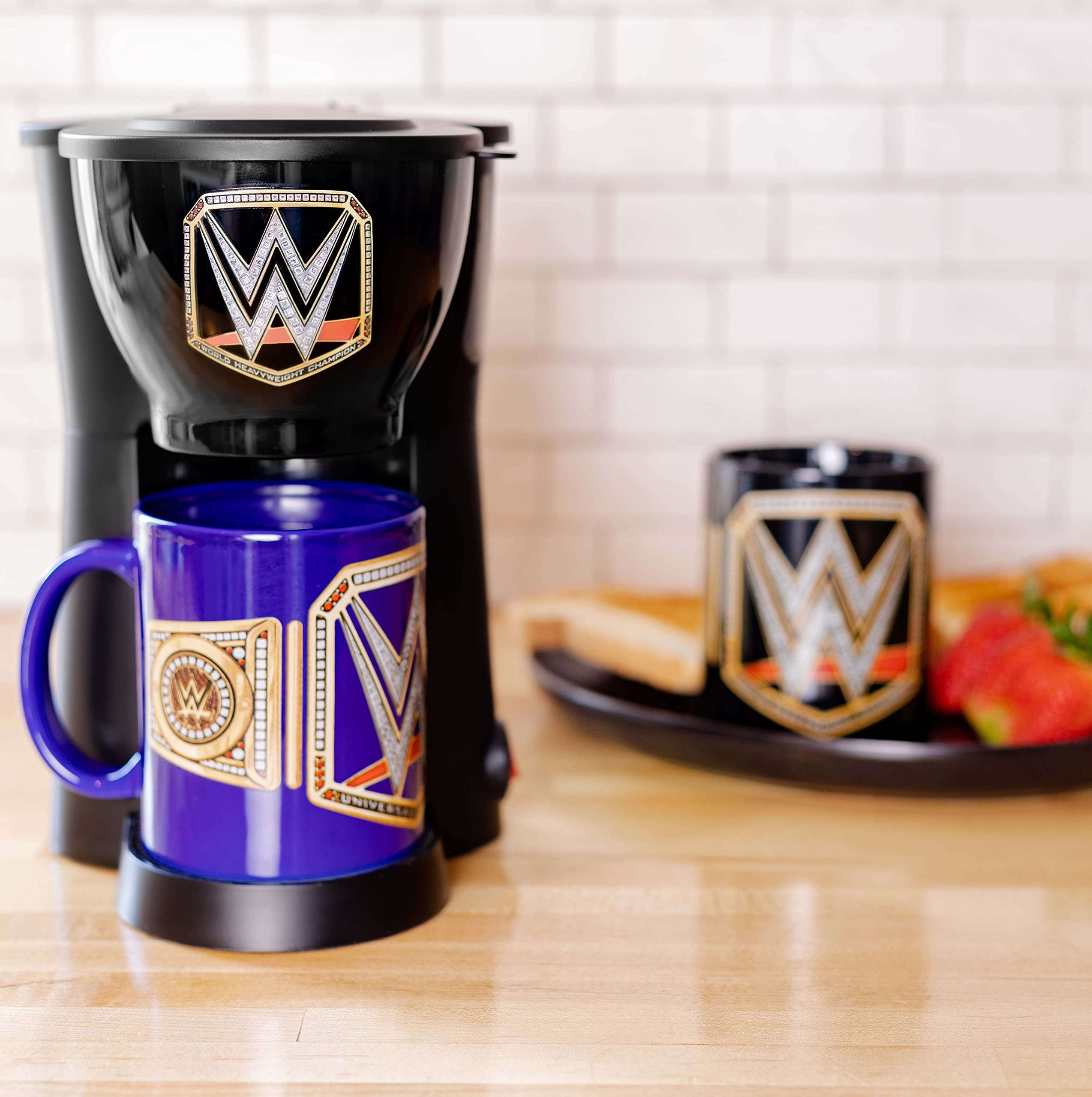 Taza de viaje de 14 onzas de Uncanny Brands, lista para llevar a cualquier lugar.