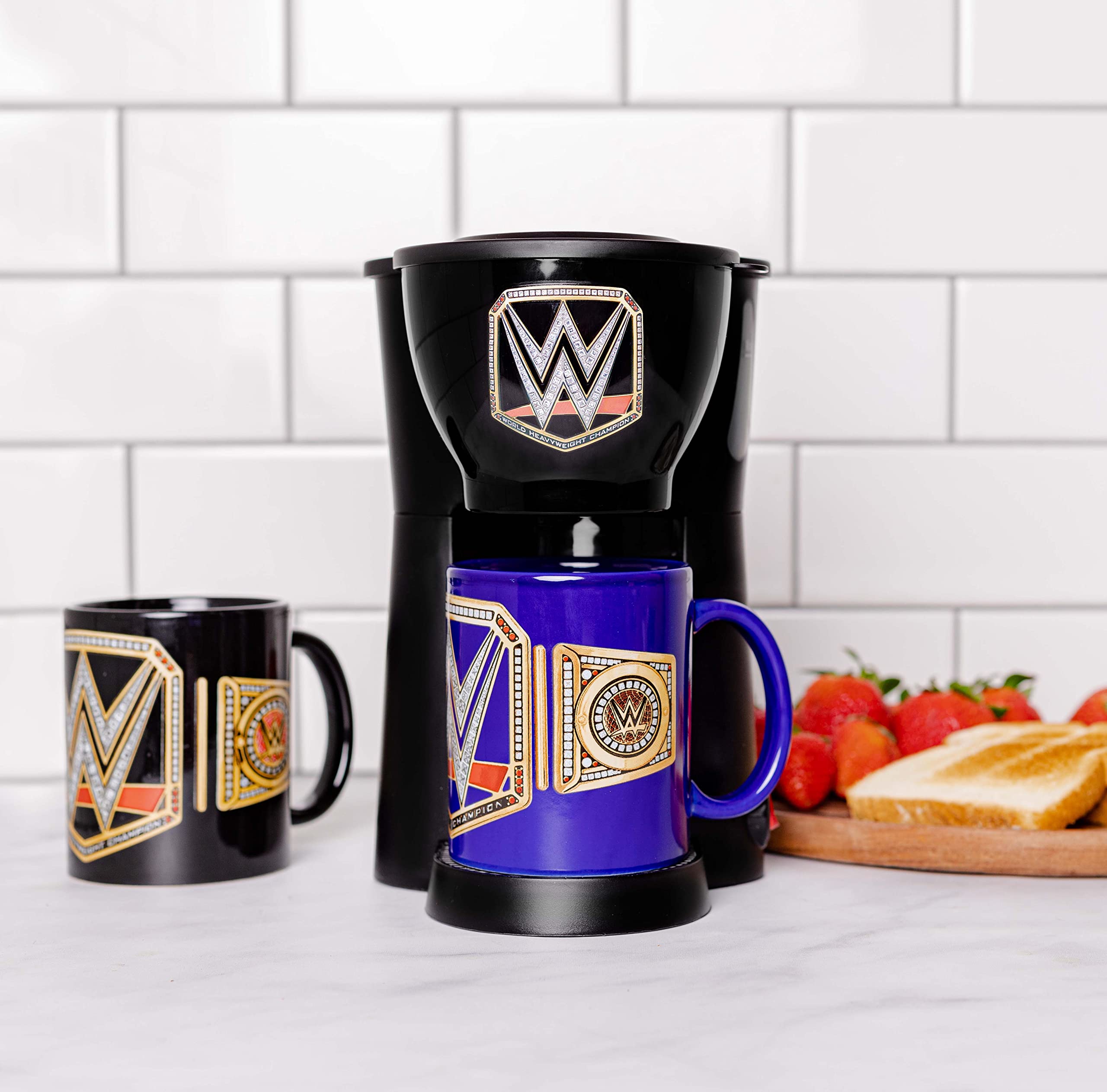 Tazas con logotipo WWE de Uncanny Brands, perfectas para compartir momentos cafeteros.