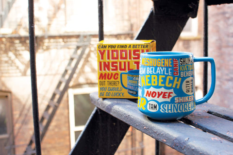 Taza de insultos yiddish de The Unemployed Philosophers Guild, vista lateral derecha, regalo divertido