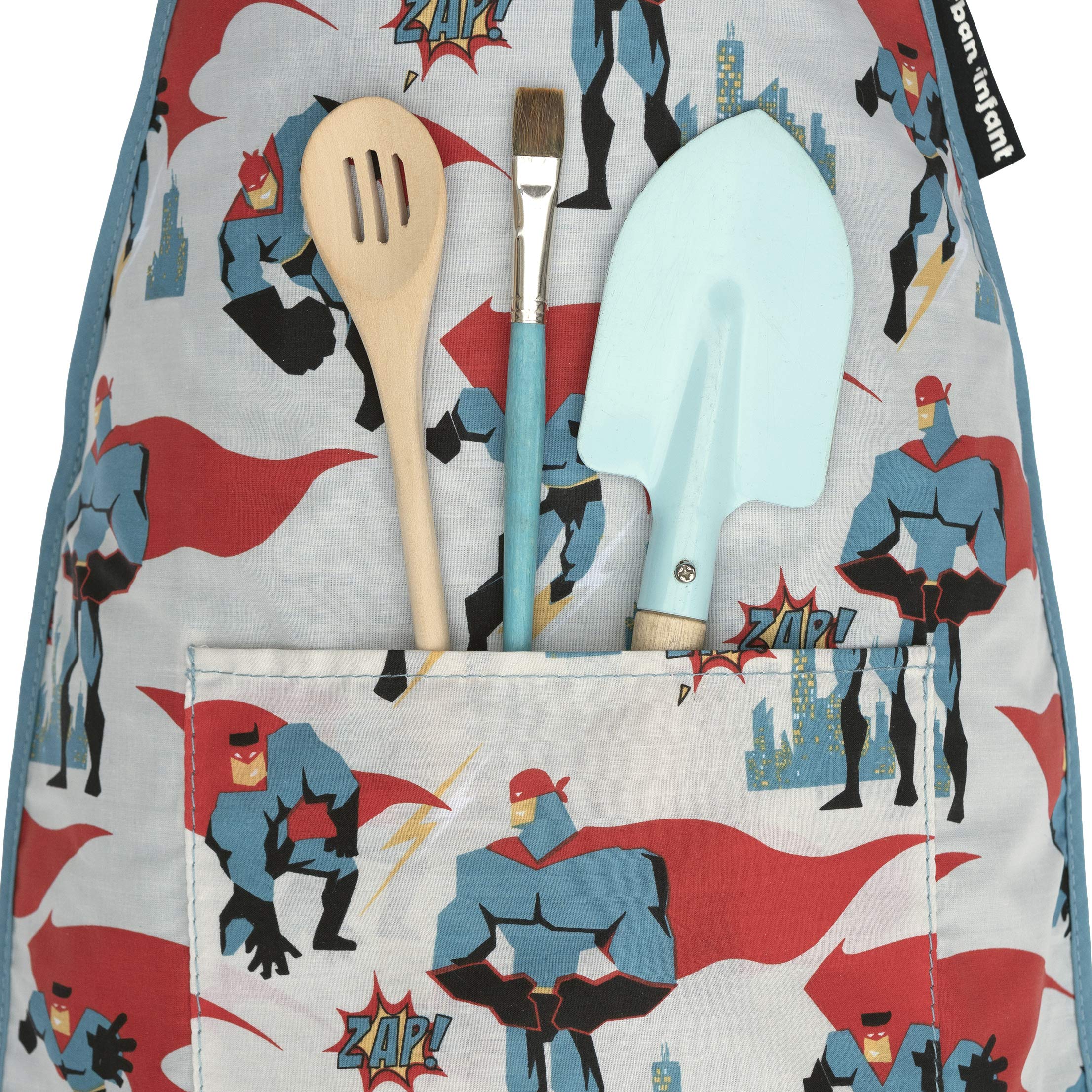Delantal Urban Infant Little Helper con correa de cuello ajustable para un ajuste cómodo.