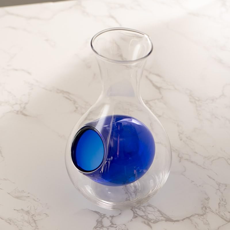 Mano sosteniendo la botella Tokuri, diseño elegante para entretenimiento.