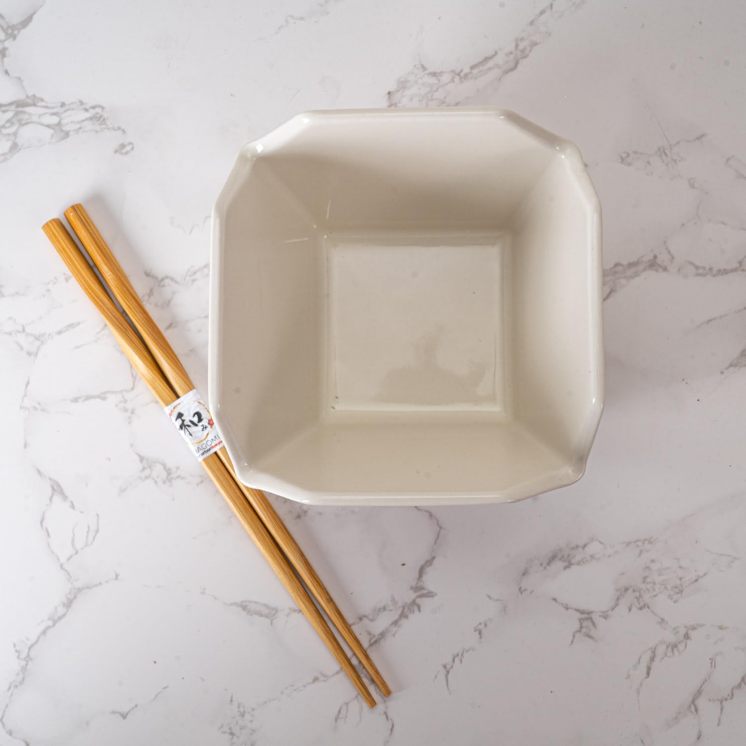Urban Tokyo porcelana-duradera: material resistente para uso diario.