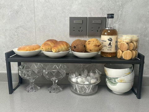 Urhomey plus estante expandible con acabado satinado para cocina moderna.