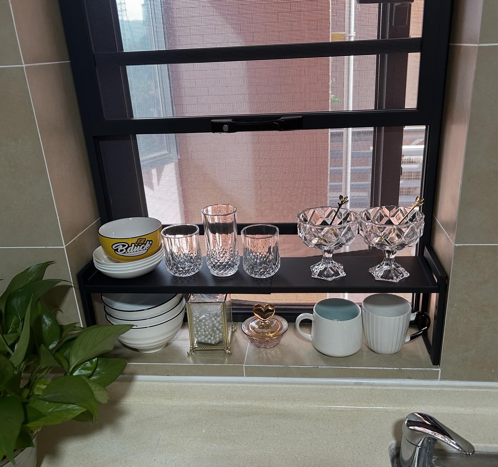 Urhomey plus estante expandible montaje rápido con cuatro tornillos.