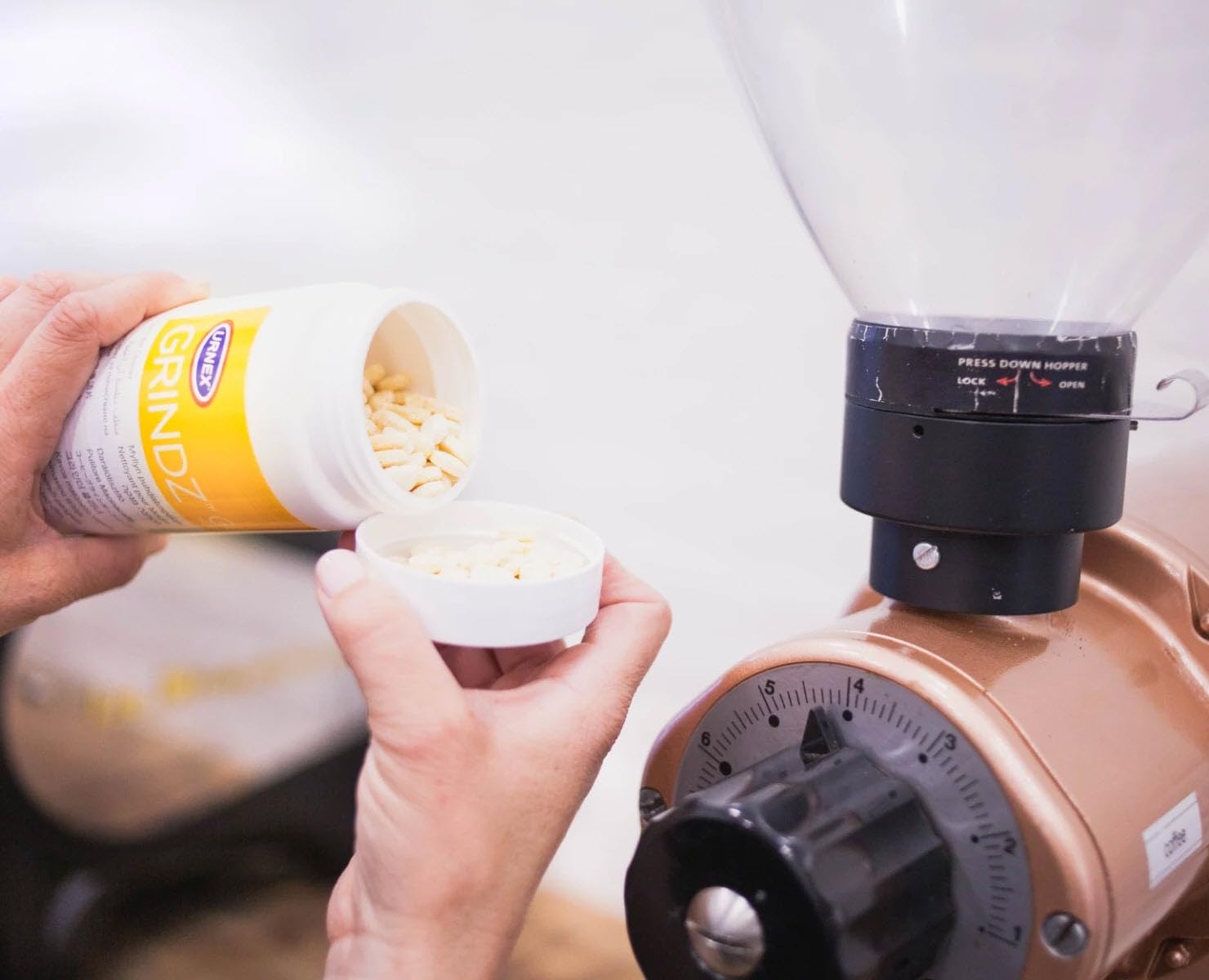 Urnex Grindz: limpieza de carcasa para evitar residuos y olores no deseados.