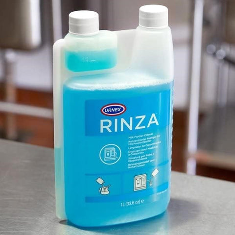 Urnex Rinza con medidor integrado en la botella.