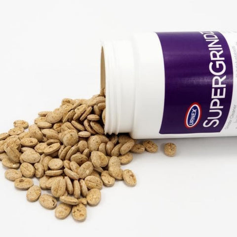 Urnex SuperGrindz instrucciones simples para eliminar café y aceite residual.