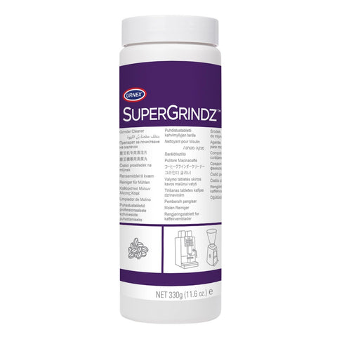 Urnex SuperGrindz limpiando las muelas del molinillo para eliminar residuos.