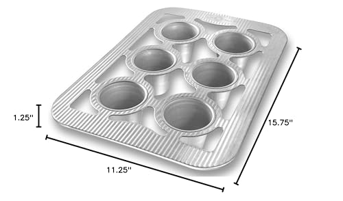 USA Pan, apilado para almacenamiento compacto en cocina.