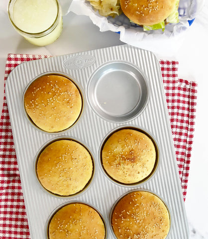 USA Pan moldes mini redondos, acero aluminizado para cocción uniforme.