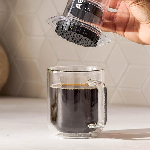 uso diario de aeropress con filtros micro para bebida suave.