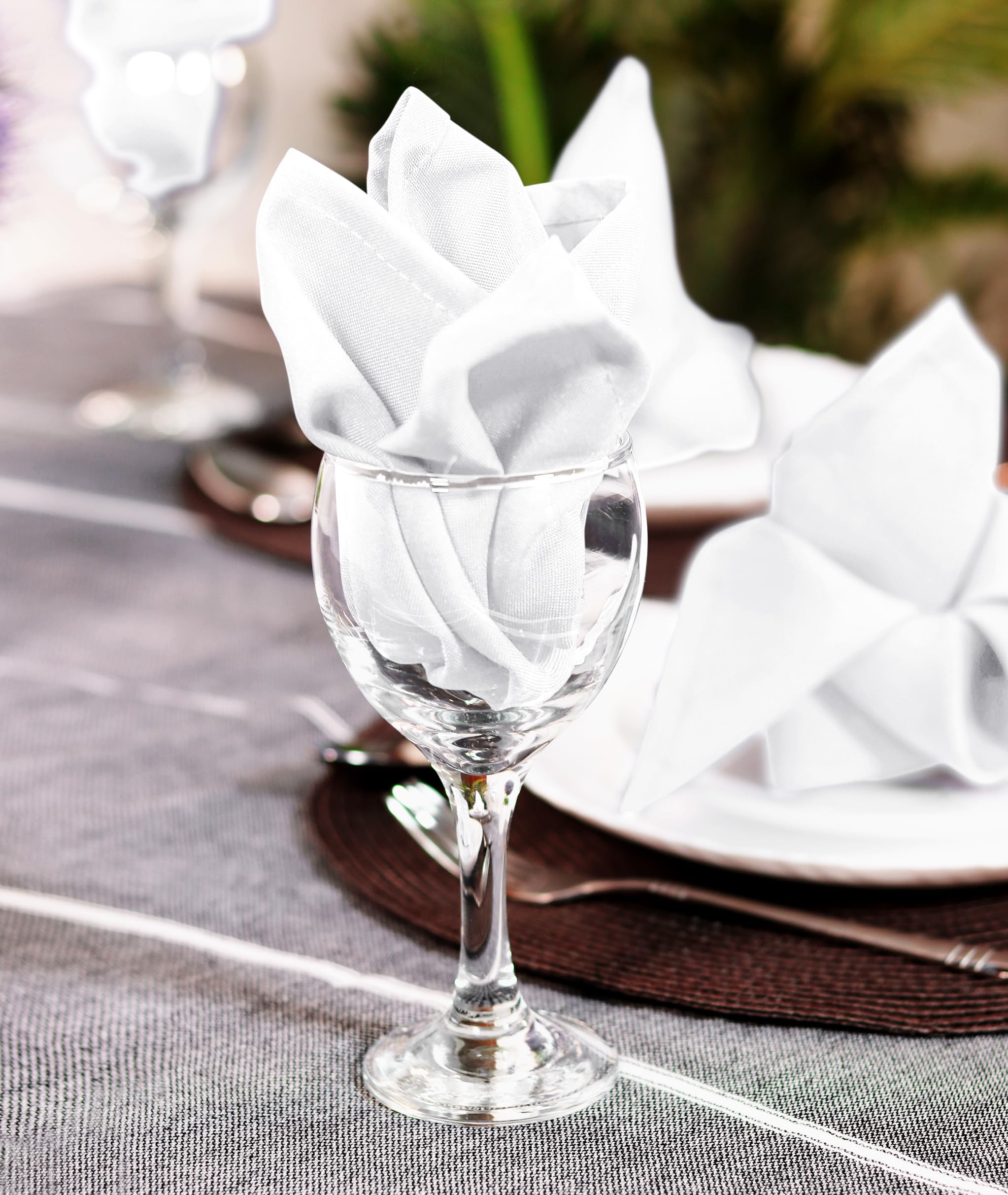 Mesa de cena decorada con servilletas blancas de Utopia Home.