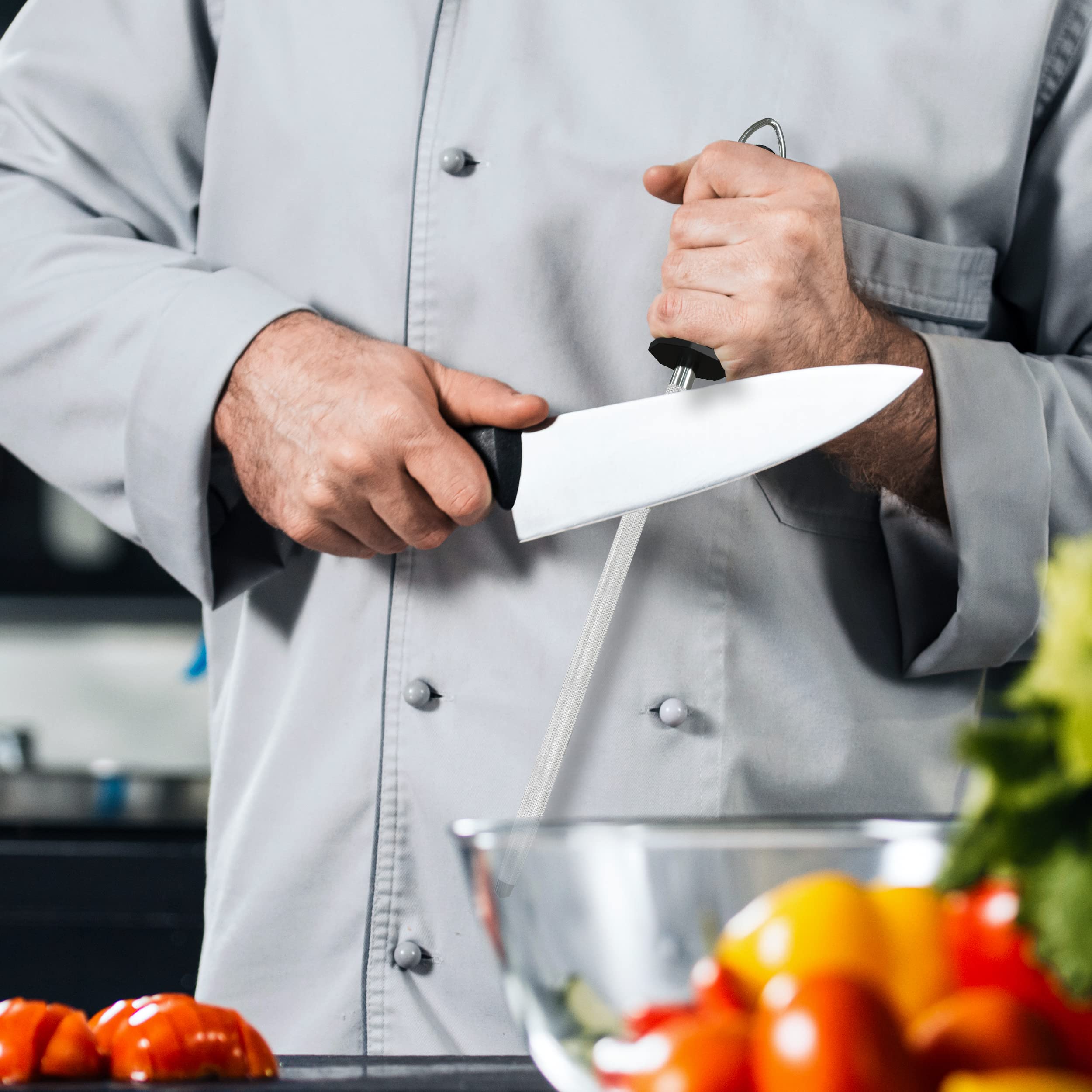 Utopia Kitchen uso en tabla de cortar, manejo estable y cómodo