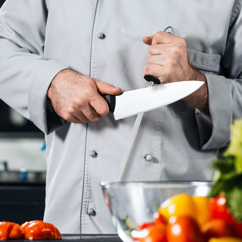 Utopia Kitchen uso en tabla de cortar, manejo estable y cómodo