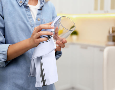 Uso multiuso de Utopia Towels para limpiar platos y derrames