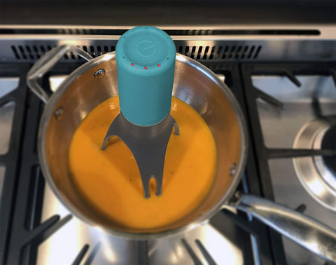 Uutensil Stirr turquesa mejora la experiencia de cocinar con control práctico.