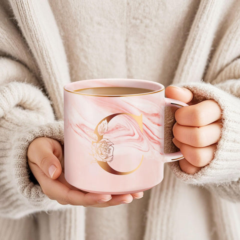 Detalle monograma dorado en la taza de cerámica Uwingess