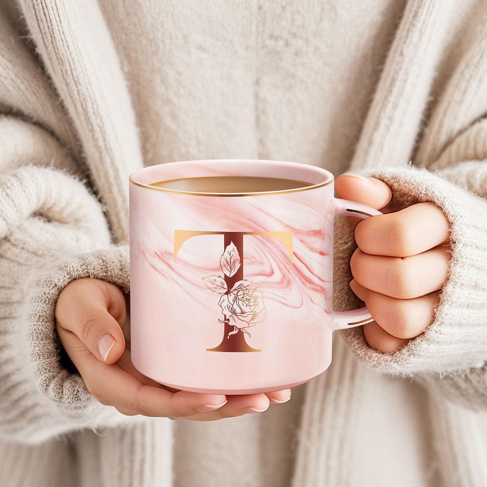 Taza Uwingess con monograma alfabético dorado, ideal como regalo para mujeres.