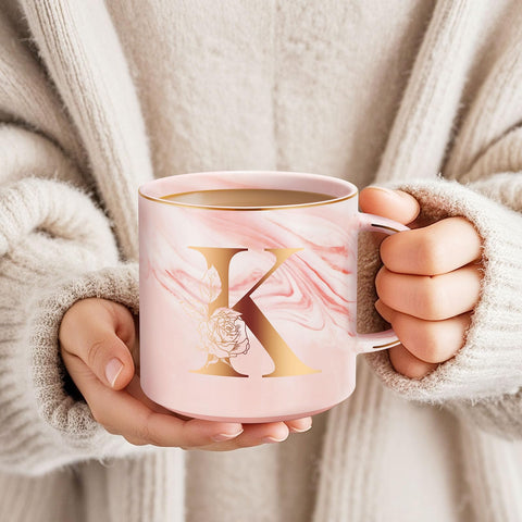 Taza Uwingess monogramada con detalles dorados para ocasiones especiales.
