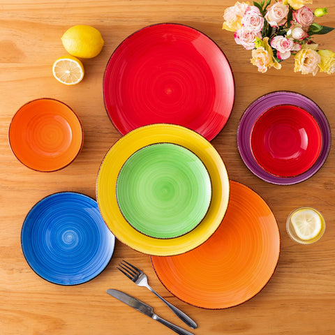 Vancasso Bonita: ceramica multicolor con espirales, combina con mesas modernas.