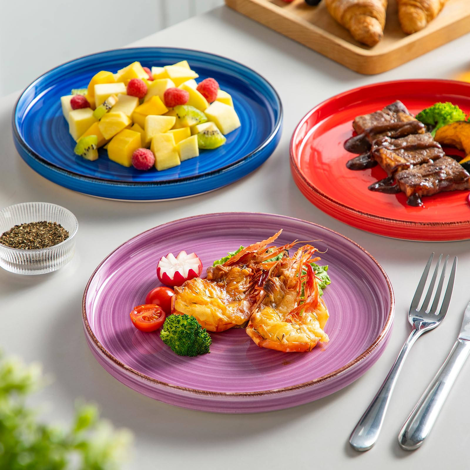 Ideal para ensaladas, aperitivos y postres en cenas modernas.